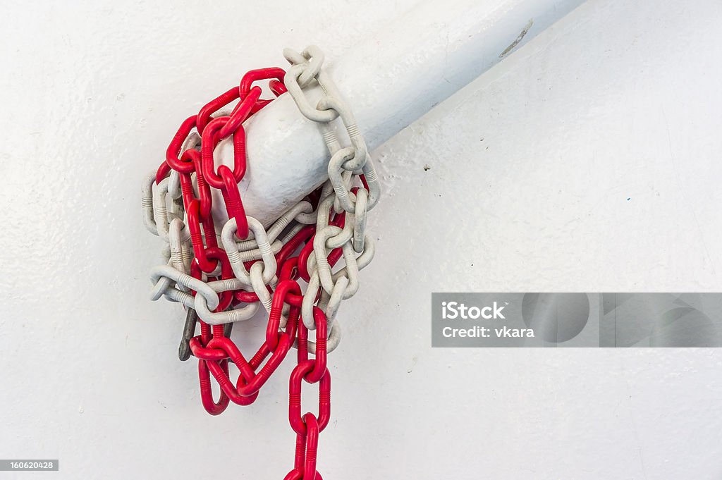 Bateau rouge et blanc peint chaîne - Photo de Acier libre de droits