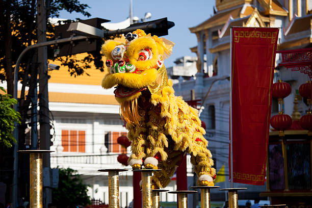 tradizionale danza del leone durante il capodanno cinese - lion dance foto e immagini stock