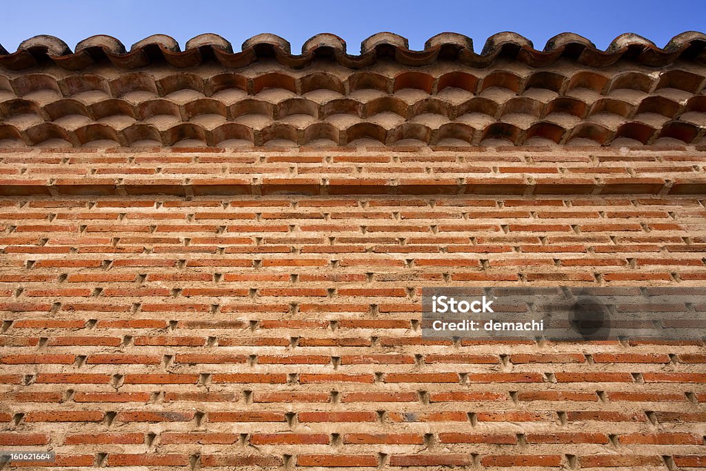 Nice parede de tijolo com telhas do telhado - Foto de stock de Antigo royalty-free