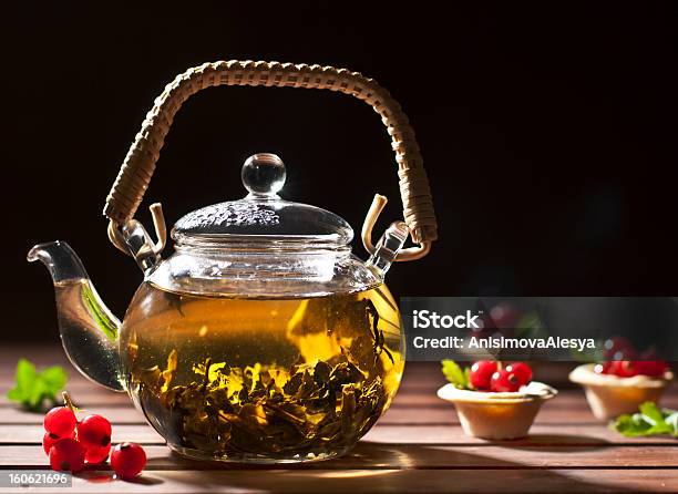 Tè Verde Cinese Con Ribes Rosso Con Tartine - Fotografie stock e altre immagini di Foglia - Foglia, Sfondo nero, Tè verde