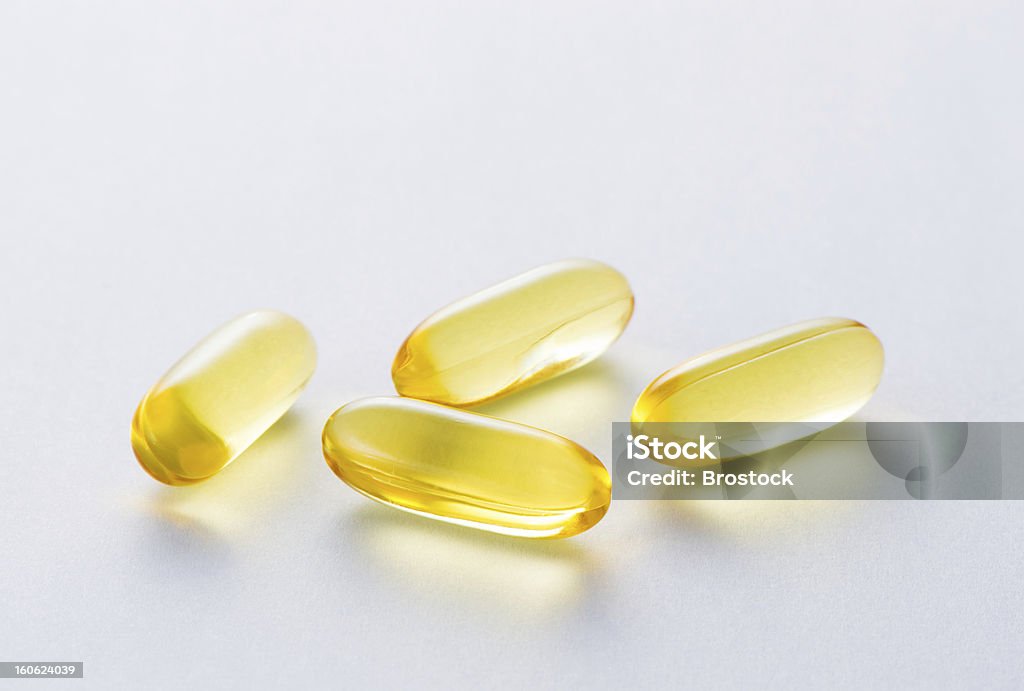capsule jaune - Photo de Complément vitaminé libre de droits