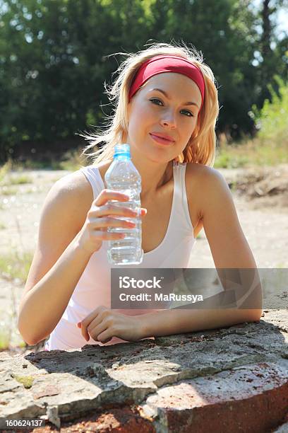 Joven Mujer Sportive Foto de stock y más banco de imágenes de 20 a 29 años - 20 a 29 años, 20-24 años, Adulto