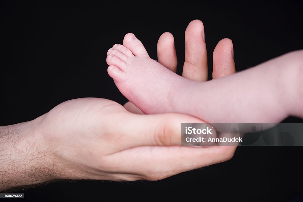 新生児ので、大人の手 - 1歳未満のロイヤリティフリーストックフォト