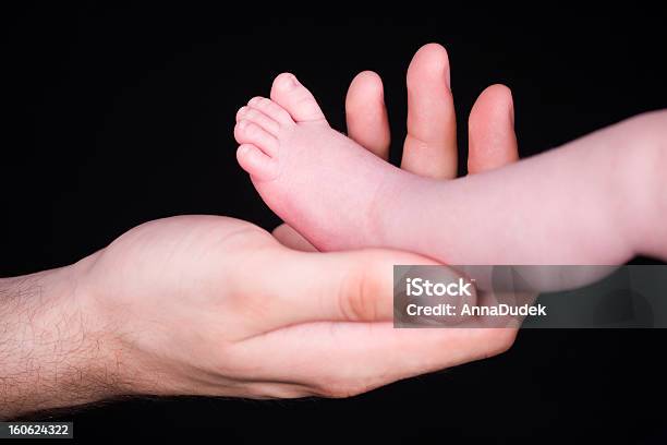 Foto de Pés Recémnascido Em Um Adulto Mãos e mais fotos de stock de 0-11 meses - 0-11 meses, Adulto, Bebê