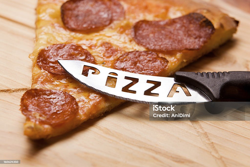 Пицца с Нож для пиццы - Стоковые фото Без людей роялти-фри
