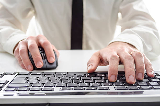 homem usando um computador - shirt and tie typing communication part of - fotografias e filmes do acervo