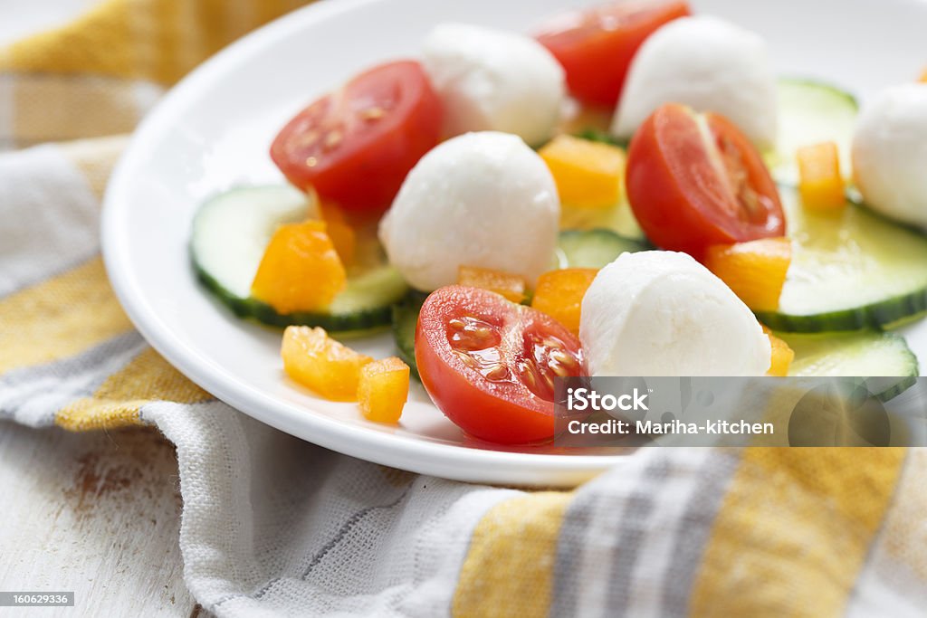 Muçarela e salada de legumes - Foto de stock de Amarelo royalty-free