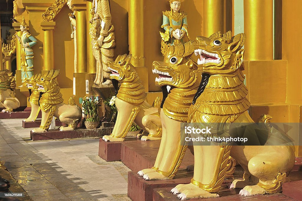 Escultura de leão em schwedagon Pagode Yangon, Mianmar. - Foto de stock de Antigo royalty-free