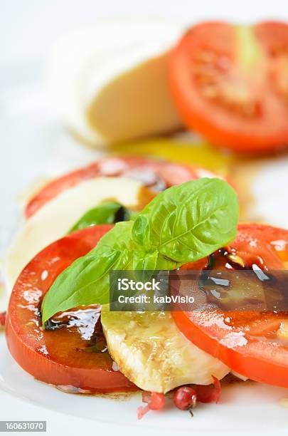 Feine Salat Von Tomaten Und Mozzarella Stockfoto und mehr Bilder von Antipasto - Antipasto, Balsamico, Basilikum