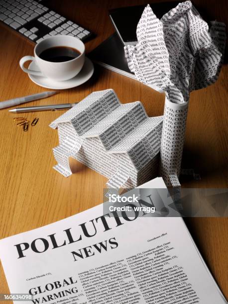 Inquinamento Notizie Carta In Un Ufficio - Fotografie stock e altre immagini di Giornale - Giornale, Modello dimostrativo, Affari
