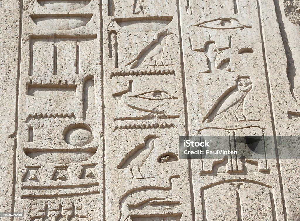 Egipcio las esculturas en hieroglyphic en pared - Foto de stock de Antiguo libre de derechos