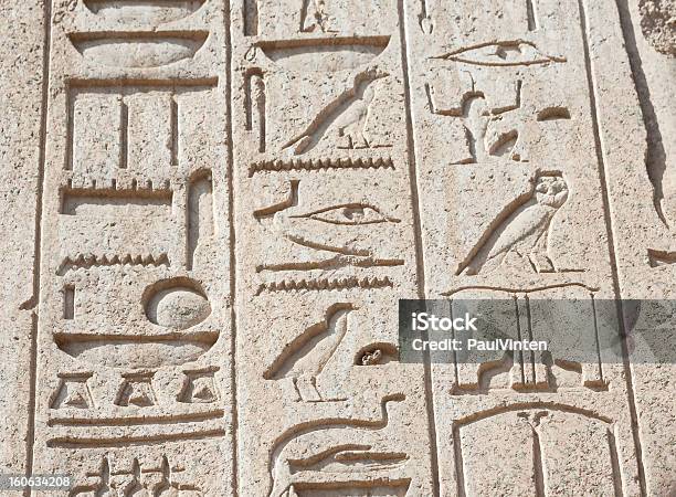 Egipcio Las Esculturas En Hieroglyphic En Pared Foto de stock y más banco de imágenes de Antiguo - Antiguo, Asia Occidental, Con textura