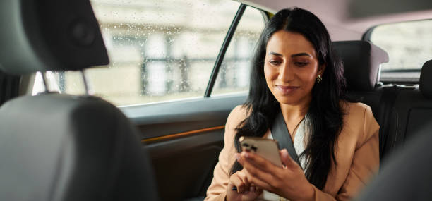 heading to her next meeting by taxi - india car people business imagens e fotografias de stock