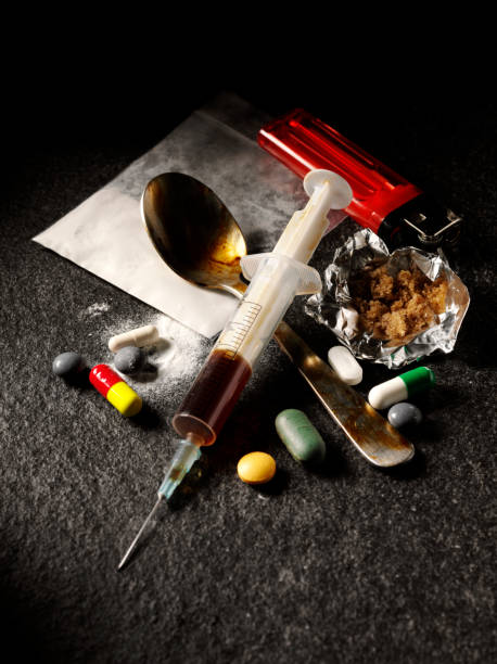 наркотиками в темноте - narcotic drug abuse cocaine heroin стоковые фото и изображения