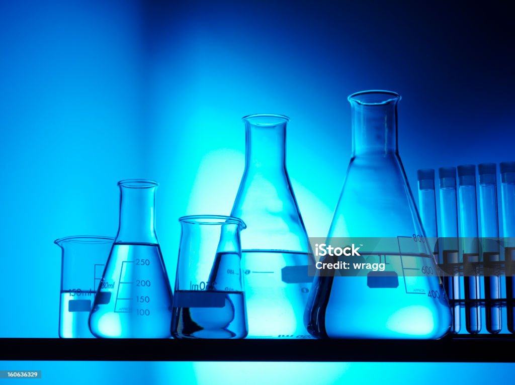 Cónica matraces de investigación y - Foto de stock de Vaso de laboratorio libre de derechos