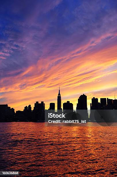 Foto de Cidade De Nova York Manhattan e mais fotos de stock de Arquitetura - Arquitetura, Arranha-céu, Azul