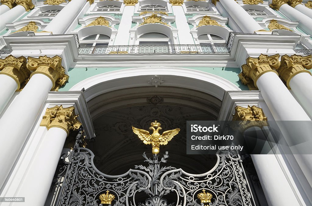 Vue frontale, portes, le Palais d'hiver à Saint-Pétersbourg, en Russie - Photo de Richesse libre de droits