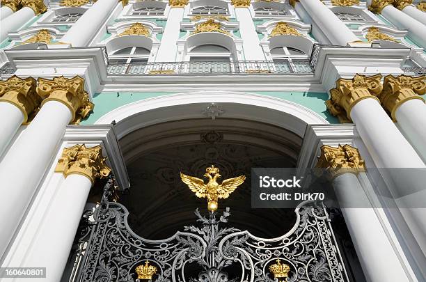Widok Czołowy Pałac Zimowy Gates St Petersburg Rosja - zdjęcia stockowe i więcej obrazów Majątek
