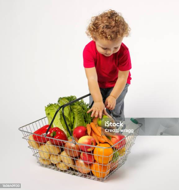 Bambino Piccolo Con Frutta E Verdura In Un Cestino - Fotografie stock e altre immagini di Bambino - Bambino, Fare spese, Fotografia da studio