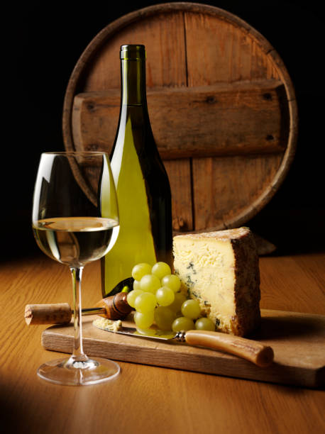 деревенский сыр и вино - wine bottle wine rustic liquor store стоковые фото и изображения
