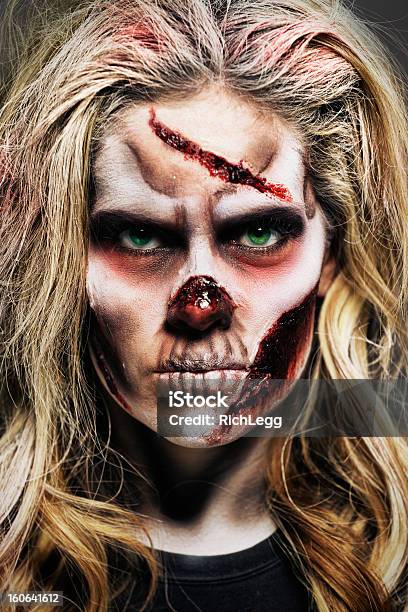 Photo libre de droit de Zombie Femme banque d'images et plus d'images libres de droit de Maquillage de scène - Maquillage de scène, Halloween, Choc