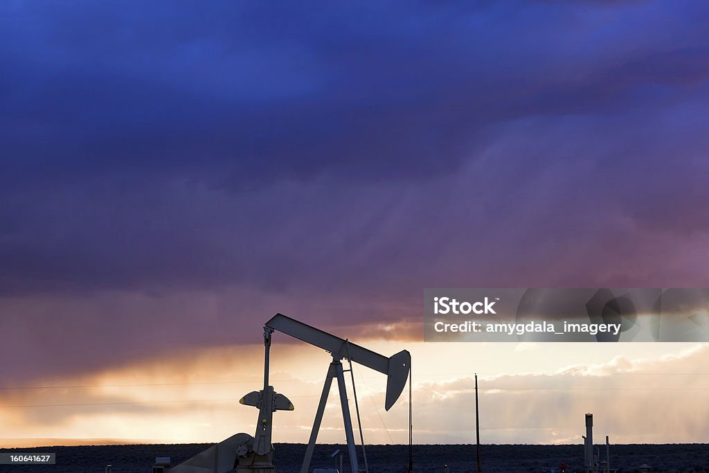 Tramonto silhouette di olio - Foto stock royalty-free di Conservazione ambientale