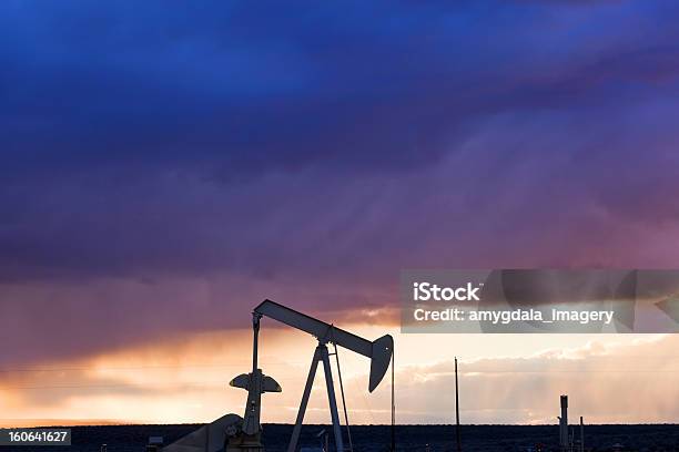 Tramonto Silhouette Di Olio - Fotografie stock e altre immagini di Conservazione ambientale - Conservazione ambientale, Industria petrolifera, Nuovo Messico