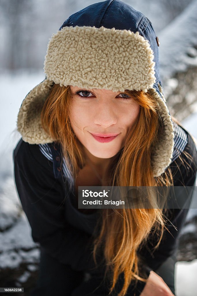 Retrato de una bella mujer joven - Foto de stock de Invierno libre de derechos