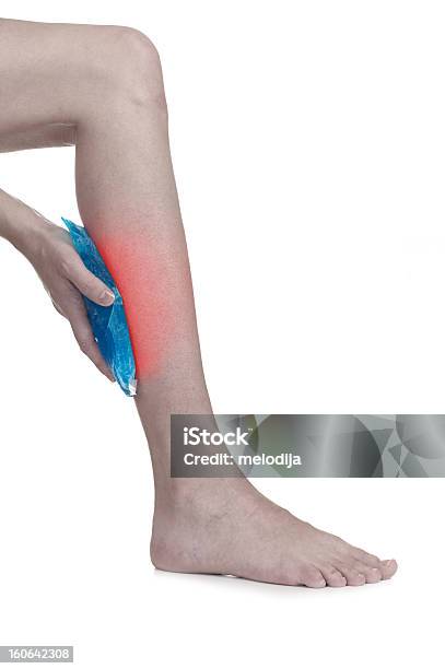 Cool Gel Pack Em Um Joelho Inchado Hurting - Fotografias de stock e mais imagens de Adulto - Adulto, Articulação - Parte do corpo, Articulação humana