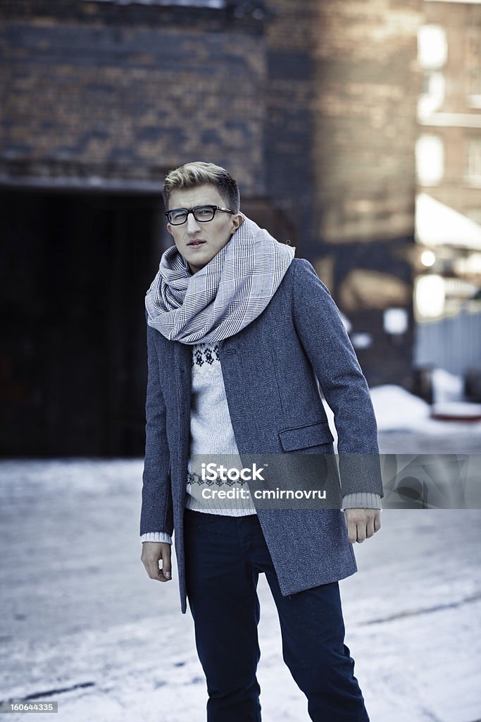 Stilvolle Mann in eine Jacke, sweater, Schal und Gläser - Lizenzfrei Architektur Stock-Foto