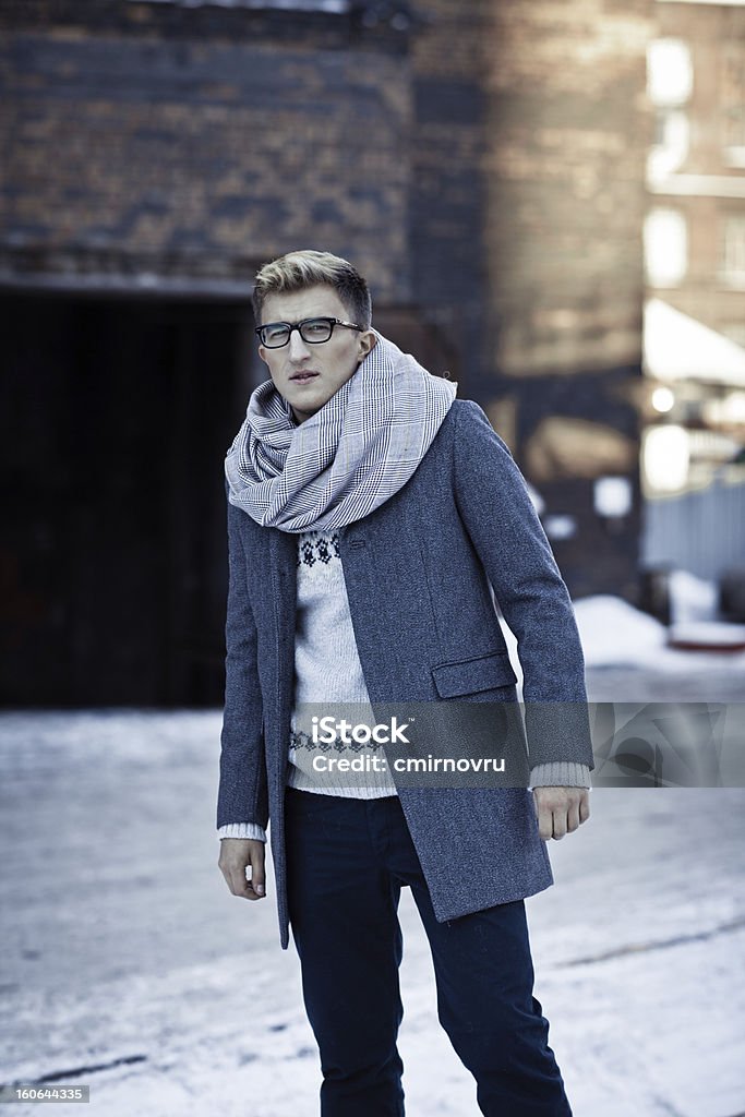 Élégant Homme dans un pull, veste, écharpe, lunettes - Photo de Adulte libre de droits