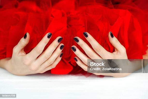 Manicure Su Sfondo Rosso Scuro - Fotografie stock e altre immagini di Adolescente - Adolescente, Adulto, Beautiful Woman