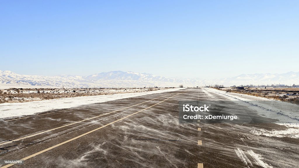 Snow powder sur la route du Kirghizistan - Photo de Activité libre de droits