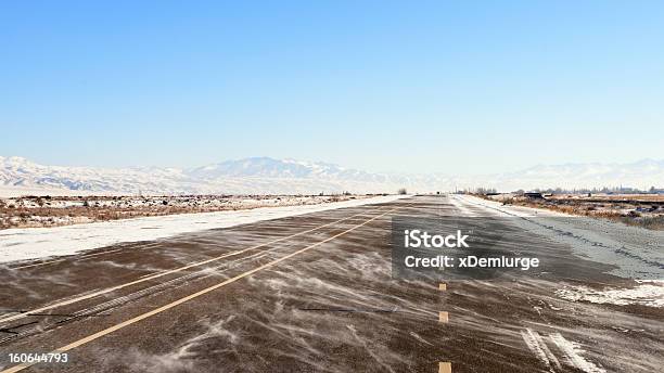 Pó De Neve Na Estrada No Quirguistão - Fotografias de stock e mais imagens de Alto - Descrição Física - Alto - Descrição Física, Ao Ar Livre, Atividade