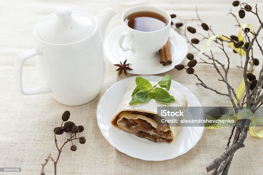 Stillleben mit frisch gebackenen Apfelkuchen, Tee und trocken zu halten - Lizenzfrei Apfelkuchen Stock-Foto