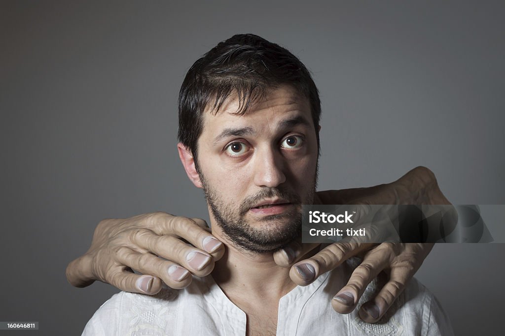 Joven barbudo choked por dos grandes manos - Foto de stock de Grande libre de derechos