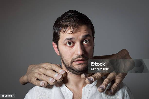 Joven Barbudo Choked Por Dos Grandes Manos Foto de stock y más banco de imágenes de Grande - Grande, Humor, Ojo humano