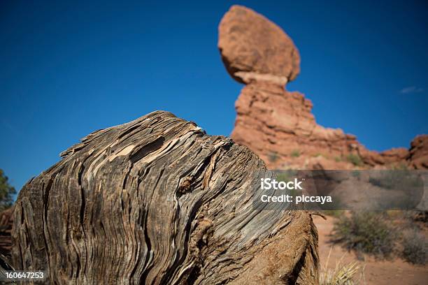 Zrównoważony Rock W Moab - zdjęcia stockowe i więcej obrazów Balanced Rock - Balanced Rock, Bez ludzi, Bezchmurne niebo