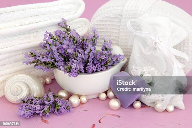 Erba Di Lavanda Accessori - Fotografie stock e altre immagini di Asciugamano - Asciugamano, Bianco, Composizione di fiori