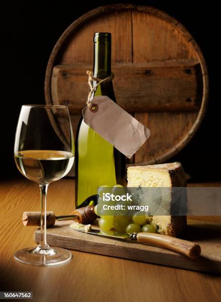ラベルのワインボトル 1 本チーズ - アルコール飲料のストックフォトや画像を多数ご用意 - アルコール飲料, カットアウト, コルク栓