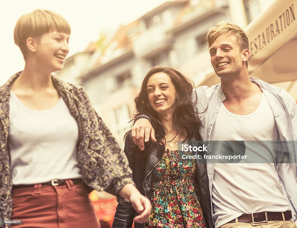 Gruppo di amici, ridere adottato all'aperto - Foto stock royalty-free di Adulto