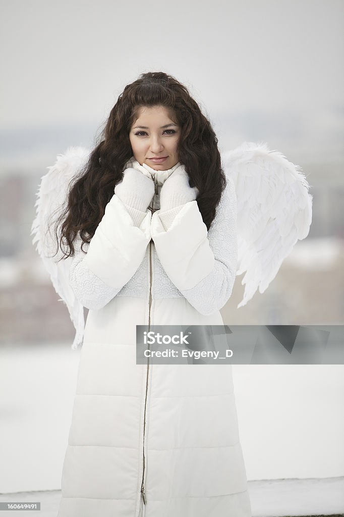 Angel auf der Dachterrasse Blick in die Kamera - Lizenzfrei Attraktive Frau Stock-Foto