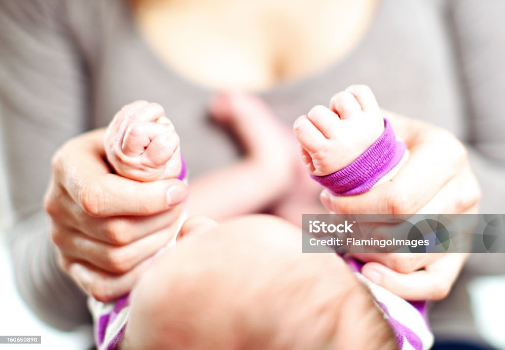 Matka trzyma małego dziecka ręce - Zbiór zdjęć royalty-free (Budynek przedszkola)