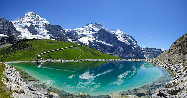 montagne, alpi svizzere a bernese che riflette nel serbatoio - jungfraujoch jungfrau bernese oberland monch foto e immagini stock