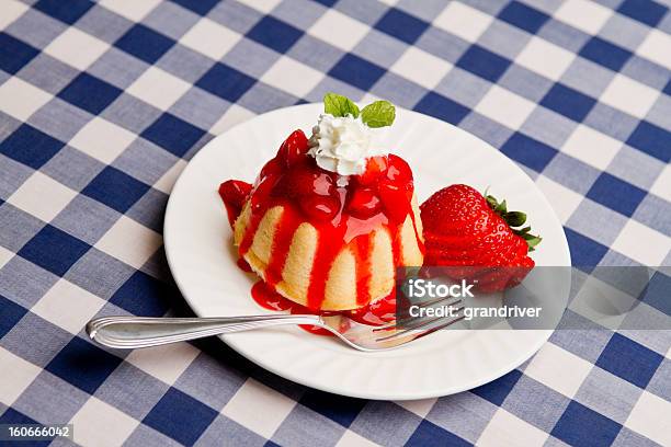 Tarta De Fresa Foto de stock y más banco de imágenes de A cuadros - A cuadros, Alimento, Blanco - Color