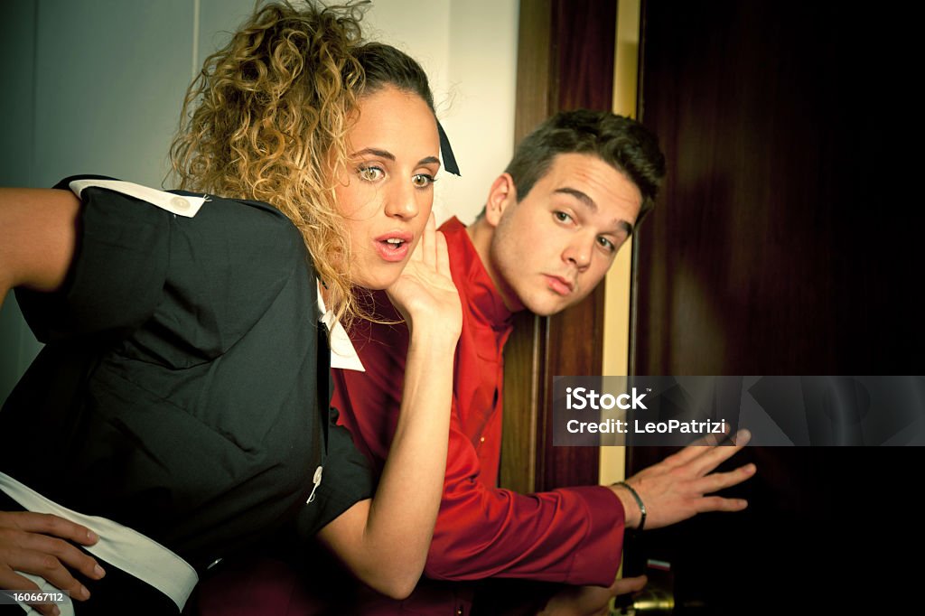 Cameriera e porter intercettazioni in un hotel della portiera - Foto stock royalty-free di 20-24 anni