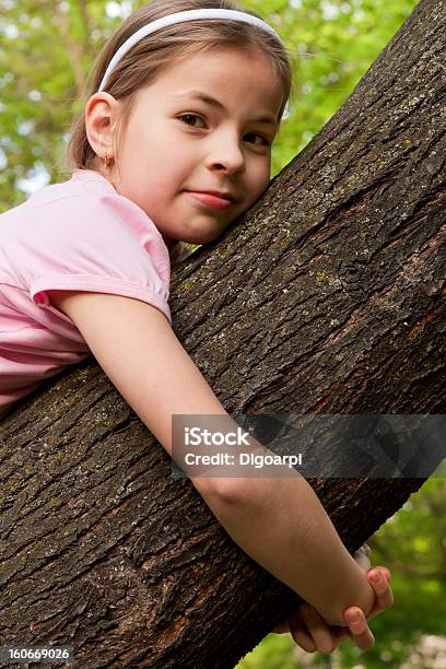 Dziewczyna - zdjęcia stockowe i więcej obrazów Dorosły - Dorosły, Drzewo, Dzieciństwo