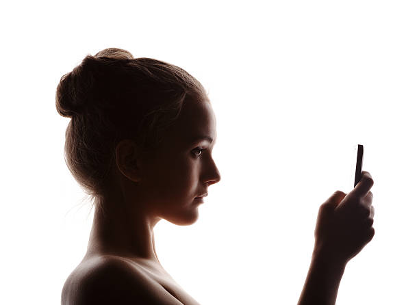 silhouette de profil femme avec téléphone - profiled photos et images de collection