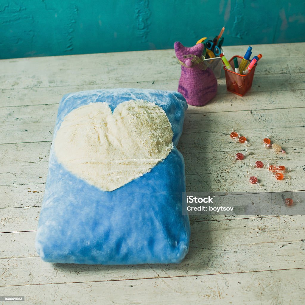 Lugar de pet azul con blanco corazón en interior - Foto de stock de Acogedor libre de derechos