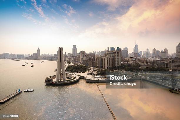 Vista Panorámica De The Bund In Shanghai Foto de stock y más banco de imágenes de Agua - Agua, Aire libre, Anochecer